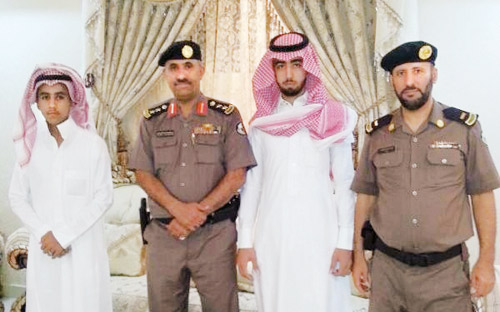 مدير دوريات الأمن بالقصيم يسلِّم أبناء شهداء الواجب هدايا العيد 