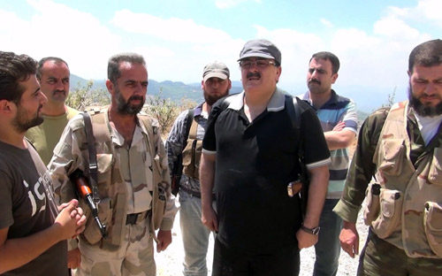 رئيس أركان الجيش السوري الحر يزور ريف اللاذقية .. والأسد يواصل القصف 