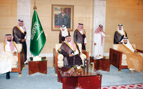 أمير منطقة الرياض بالنيابة يعايد مسؤولي وموظفي الإمارة 