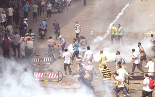مصر تعلن حالة الطوارئ .. والاشتباكات تسقط (200) قتيل و (2000) جريح 