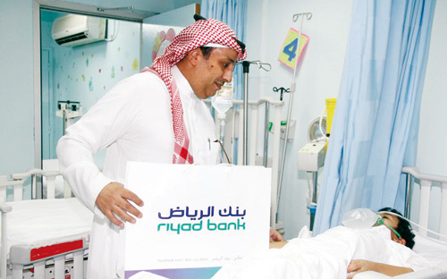 بنك الرياض يعايد الأطفال المنومين في مستشفيات المملكة 