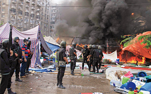 حرب الشوارع تجبر مصر لإعلان حالة الطوارئ 