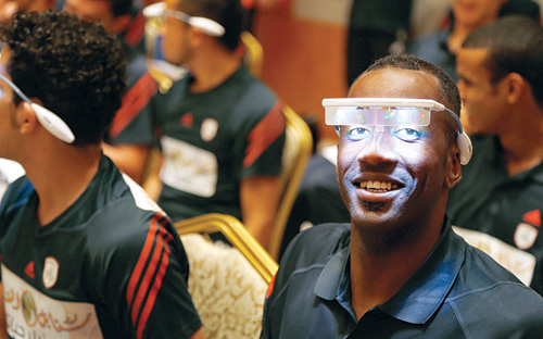 المركز الإعلامي بالنادي: اللاعبون يستخدمون نظارات Lunette 