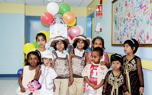 فتيات (لنسعدهم) بطيبة يزرعن الفرح  في نفوس المرضى بالألعاب والهدايا 