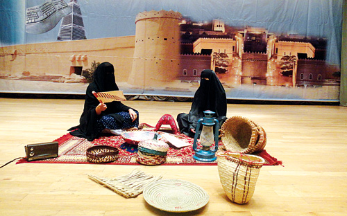 سيدات يشدن بالمسرحيات النسائية بمركز الملك عبد العزيز التاريخي ويطالبن بتوثيقها وعرضها في المناسبات الوطنية 