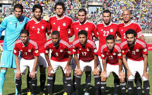 منتخب مصر يستنجد بوزير الرياضة لمنع نقل مباراة غينيا خارج البلاد 