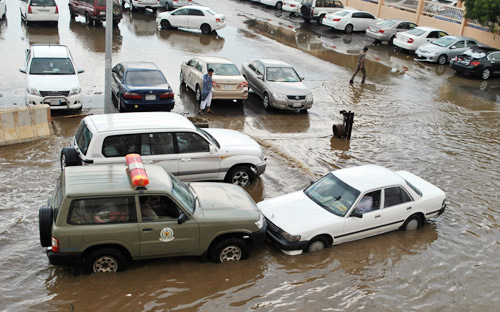 الدفاع المدني بجازان يحذر من مخاطر الأمطار ومجاري السيول 