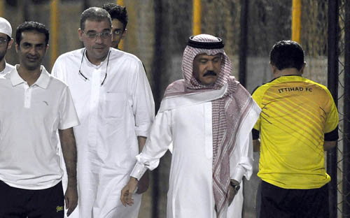 أسعد عبد الكريم يحفز لاعبي الاتحاد قبل لقاء الشباب 