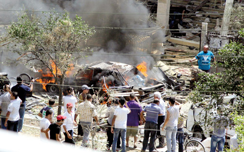 (27) قتيلاً في انفجارين قويين قرب مسجدين في طرابلس بشمال لبنان 