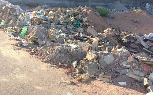 النفايات ومخلفات البناء تحاصر الأحياء الشمالية بحائل 