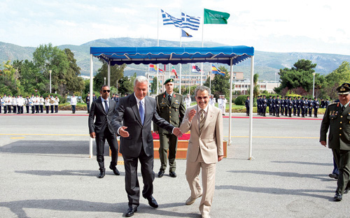 الأمير الوليد يجتمع مع وزير الدفاع اليوناني 