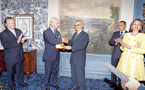 ملك السويد يمنح الأمير الوليد بن طلال وسام الكشافة الأعلى في جنيف 