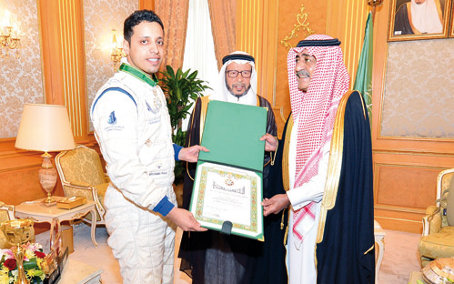 النائب الثاني يقلد بن سعيدان بطل سباق رالي  الدراجات النارية وسام الملك عبدالعزيز 