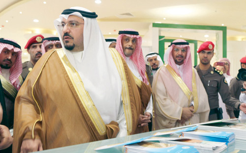 الأمير فيصل بن مشعل يزور جناح الإدارة العامة للزراعة بمنطقة القصيم 
