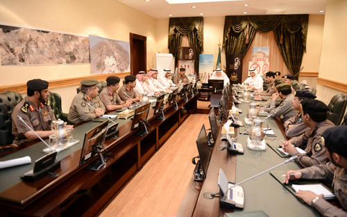 وكيل إمارة منطقة مكة يجتمع بالقيادات الأمنية لبحث آلية عقوبات الحج 