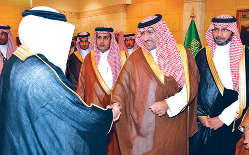 أمير منطقة الرياض بالنيابة يستقبل العلماء والمسؤولين والأهالي 