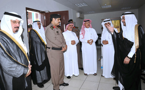 محافظ القريات يتفقد جمرك الحديثة 