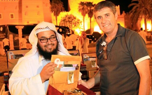 مدرب المنتخب السعودي يتلقى كتبا تعريفية عن الدين الإسلامي 