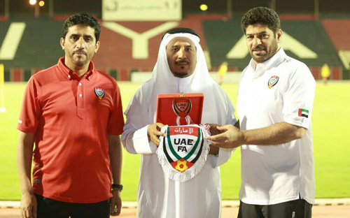 المشرف العام على منتخب الإمارات يقدم درع الاتحاد لأمين عام نادي الرياض 