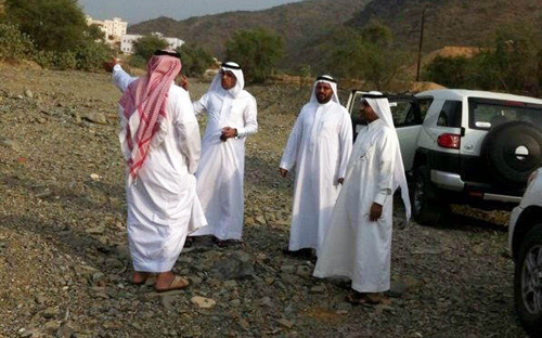 «بلدي» غامد الزناد يطلع على طريق متضرر من السيل 