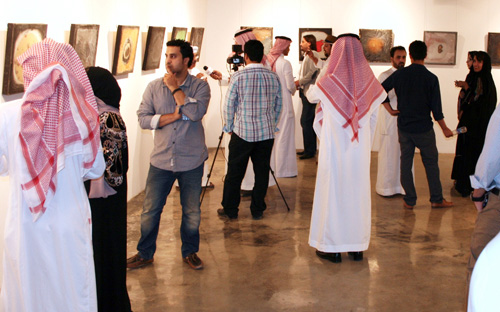 افتتح بحضور تشكيليين وتشكيليات 