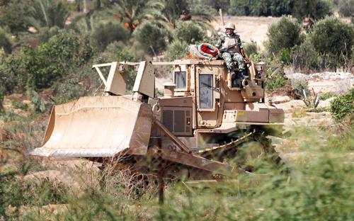 الجيش يواصل محاصرة الإرهابيين في سيناء ويضبط (3) كراسي استطلاع تستخدم للتجسس 