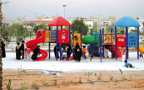 تنفيذ عدد من مشاريع الساحات البلدية الترفيهية