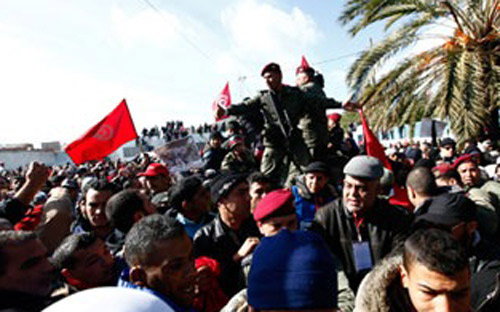 فيما يشتد النزاع بين الترويكا والمعارضة .. تونس: 