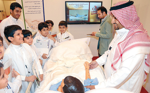 طلبة مدارس وجامعات الشرقية يزورون معرض الطب المنزلي الأول