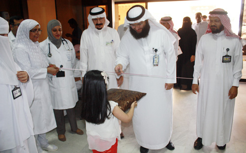 «عبد العزيز الجامعي» يوعي مرضى السكري حول «اعتلال شبكية العين»