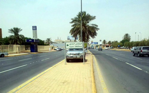 في عنيزة .. مخالفات صريحة لأنظمة المرور أمام الجوامع! 