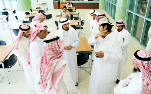مدير جامعة الملك سعود يناقش احتياجات فرع المزاحمية 