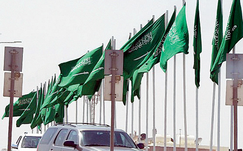 (7) آلاف علم تزين سماء الرياض في اليوم الوطني 
