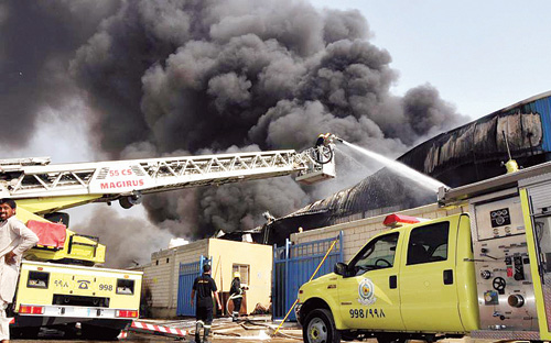 (16) فرقة إطفاء للسيطرة على حريق المستودعات الطبية في جدة 