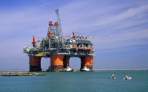 مسؤولة كويتية: العوامل الجيوسياسية سبب ارتفاع أسعار النفط 