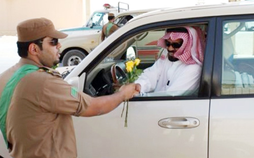 «أمن طريق المزاحمية» توزع الورود والأعلام في اليوم الوطني 