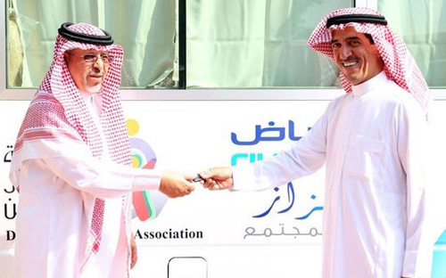 بنك الرياض يدعم مركز جمعية الأطفال المعوقين بحافلات 