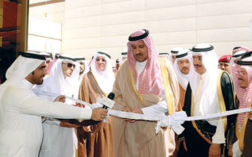 الأمير فيصل بن سلمان بحضور وزير الحج يتفقد القطاعات القائمة على خدمة الحجاج ويدشن صالة جديدة 