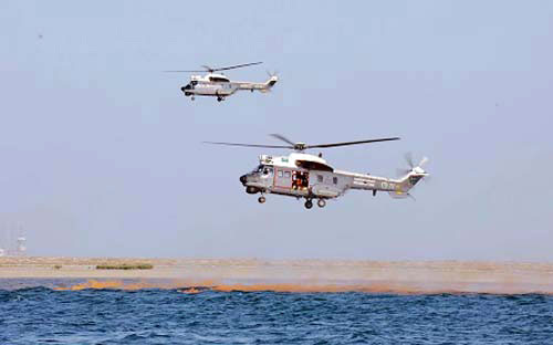طيران القوات البحرية يستعرض في احتفالية اليوم الوطني بالجبيل 