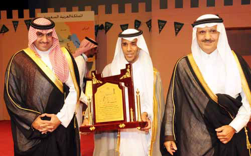 أمير منطقة الرياض يكرم الشيخ العمودي لمساهمته في رعاية مهرجان اليوم الوطني 