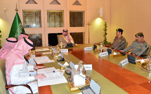 نائب أمير منطقة الرياض يجتمع بمديري شرطة وجوازات الرياض 