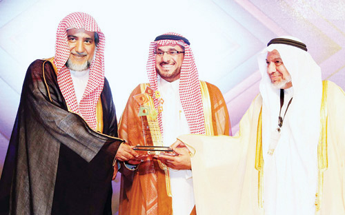 وزير الشؤون الإسلامية يكرم الزميل سلمان العُمري 
