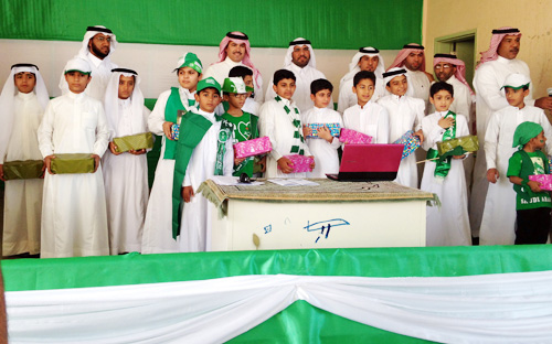 (780) طالباً بابتدائية المروة بالأحساء يرددون «دام عزك يا وطن» 