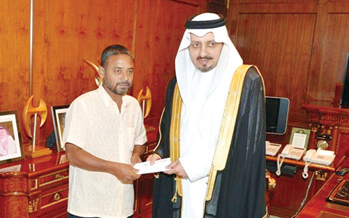 أمير عسير يكرم عاملاً على أمانته