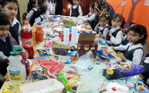 طالبات ابتدائية يحتفلن بزواج معلمتهن