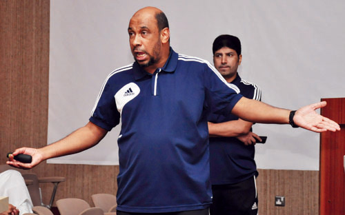 المصادقة على أخطاء جديدة للتحكيم .. وحملة الصافرة يرفضون القحطاني