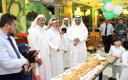 رئيس بلدية الزلفي يفتتح فرع مطاعم صب واي