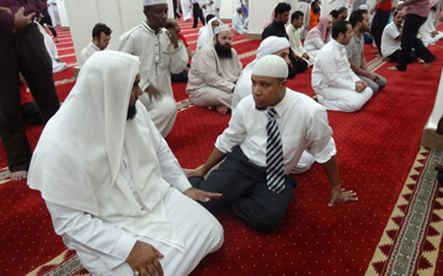 مغني راب أمريكي سابق يؤدي مناسك الحج لأول مرة