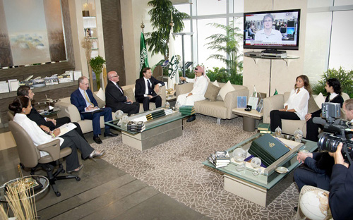 الأمير الوليد يستقبل معالي وزير التجارة والاستثمار البريطاني