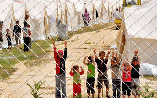 بارنيه يدعو الاتحاد الأوروبي للاستعداد لـ«تدفق كثيف» للاجئين السوريين 